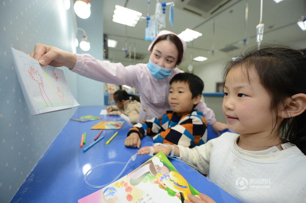 医院儿科专开座位 供小学生打吊瓶写作业